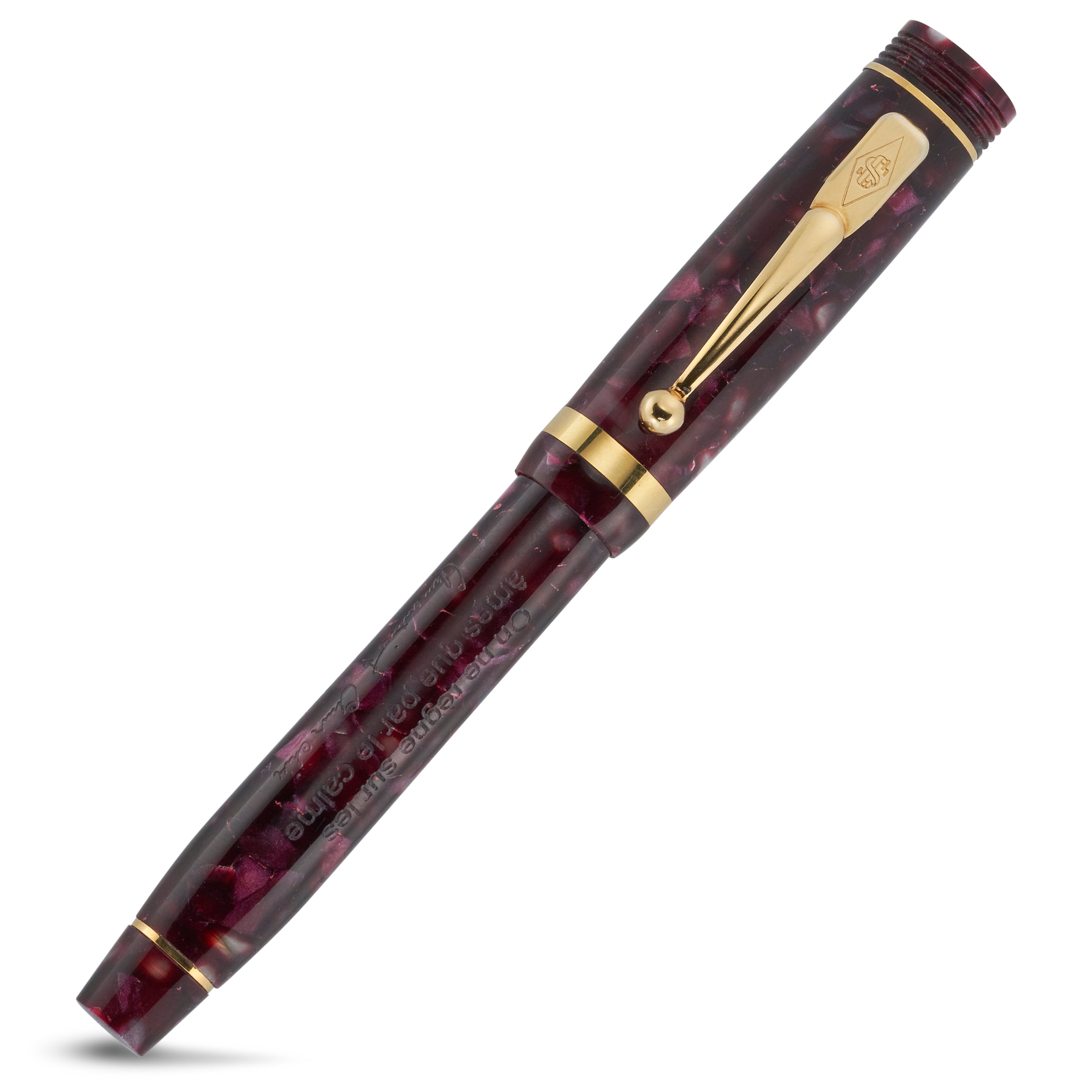 Stylo-plume Lady Churchill Burgundy Pearl, vue pivotée montrant le clip doré et le médaillon en losange du capuchon