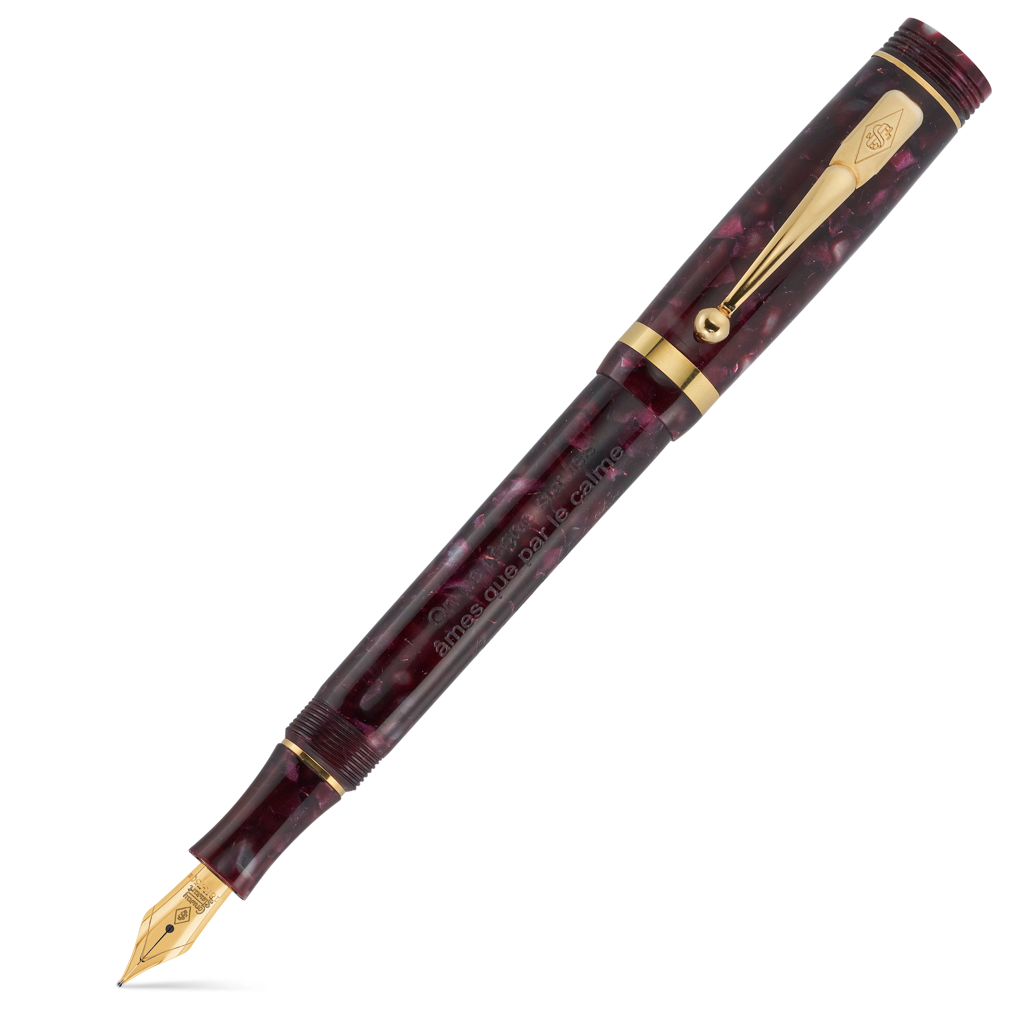 Lady Churchill Burgundy Pearl फाउंटेन पेन कैप खोलकर, निब दिखाई दे रहा है, कैप पीछे लगी हुई, स्वर्ल बरगंडी पर्ल फिनिश गोल्ड ट्रिम के साथ