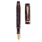 Stylo-plume Lady Churchill Burgundy Pearl posé ouvert à côté de son capuchon, vu de dessus