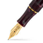 Gros plan de la plume dorée et de la section du stylo-plume Lady Churchill Burgundy Pearl
