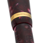 Gros plan de la bague de capuchon dorée poinçonnée CS sur le stylo-plume Lady Churchill Burgundy Pearl