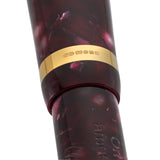 Gros plan de la bague de capuchon dorée poinçonnée CS sur le stylo-plume Lady Churchill Burgundy Pearl