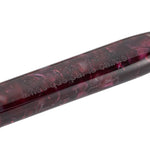 Gros plan de l'inscription en français gravée le long du corps du stylo-plume Lady Churchill Burgundy Pearl