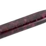 Gros plan de l'inscription en français gravée le long du corps du stylo-plume Lady Churchill Burgundy Pearl