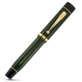 Estilográfica verde Conway Stewart Churchill Heritage, con capuchón, ángulo alternativo mostrando el cuerpo grabado