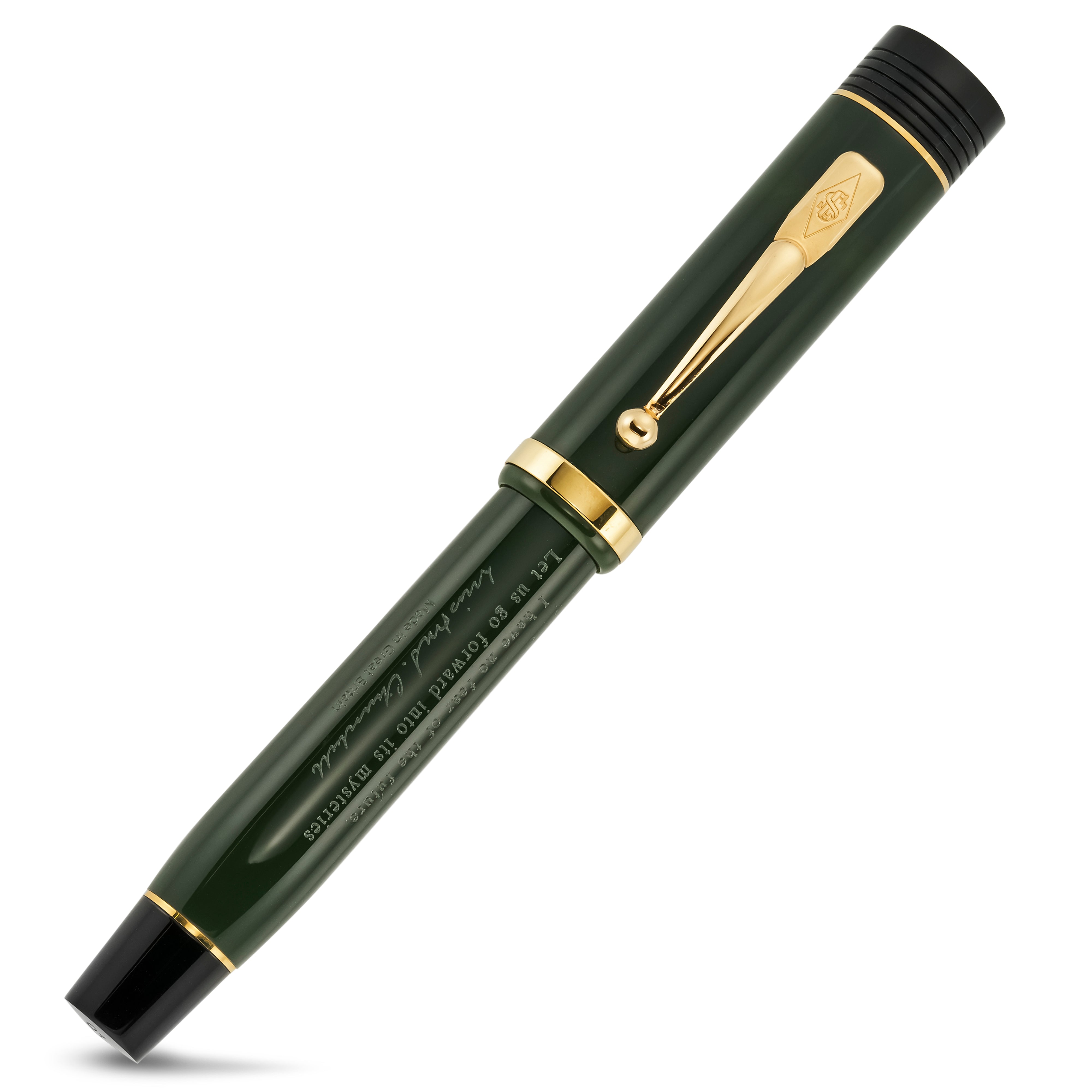 Estilográfica verde Conway Stewart Churchill Heritage, con capuchón, ángulo alternativo mostrando el cuerpo grabado
