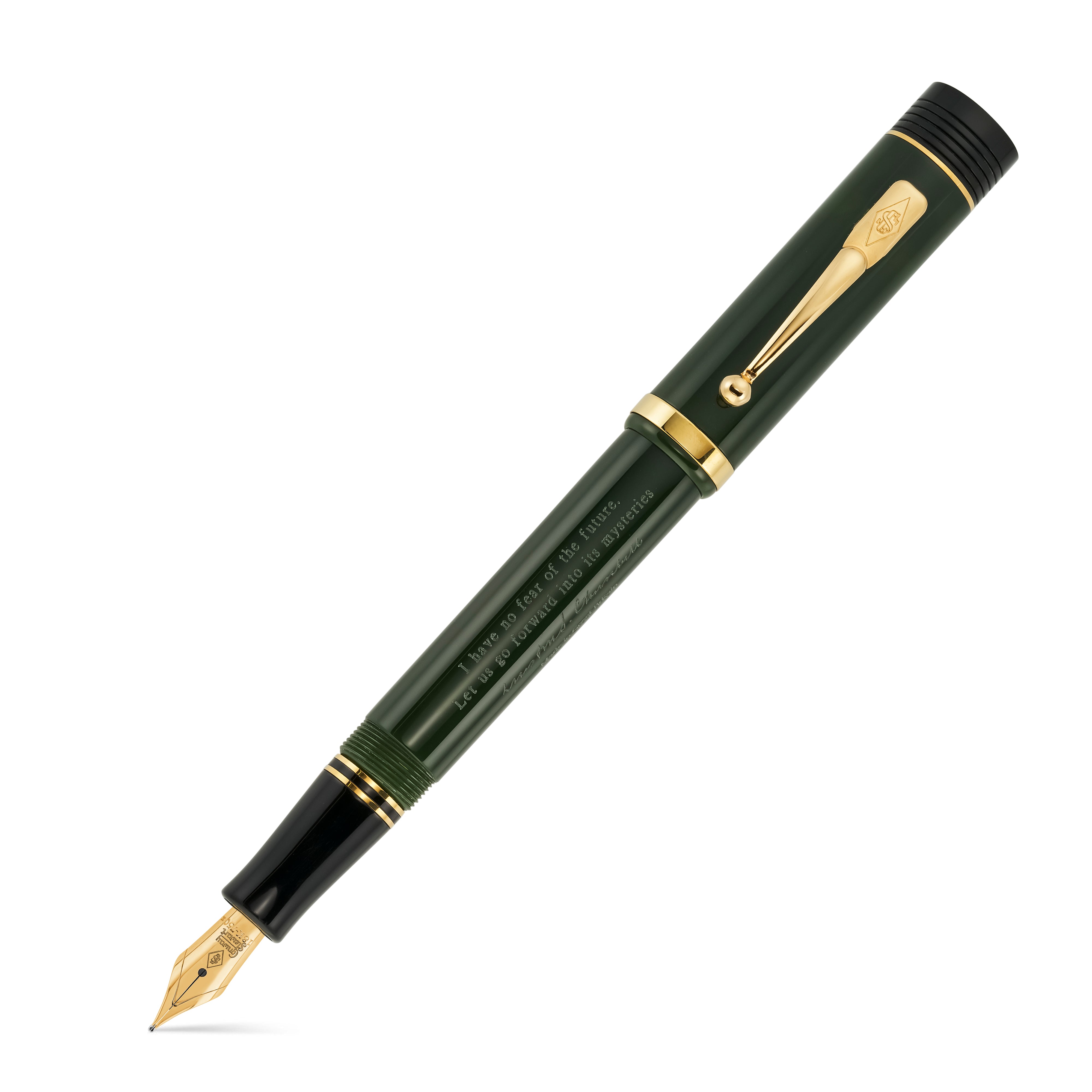 Pluma estilográfica verde Conway Stewart Churchill Heritage, con el capuchón puesto, cita grabada visible en el cuerpo