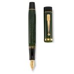 Pluma estilográfica verde Churchill Heritage y su capuchón mostrados por separado, vista desde arriba, detalle del clip dorado