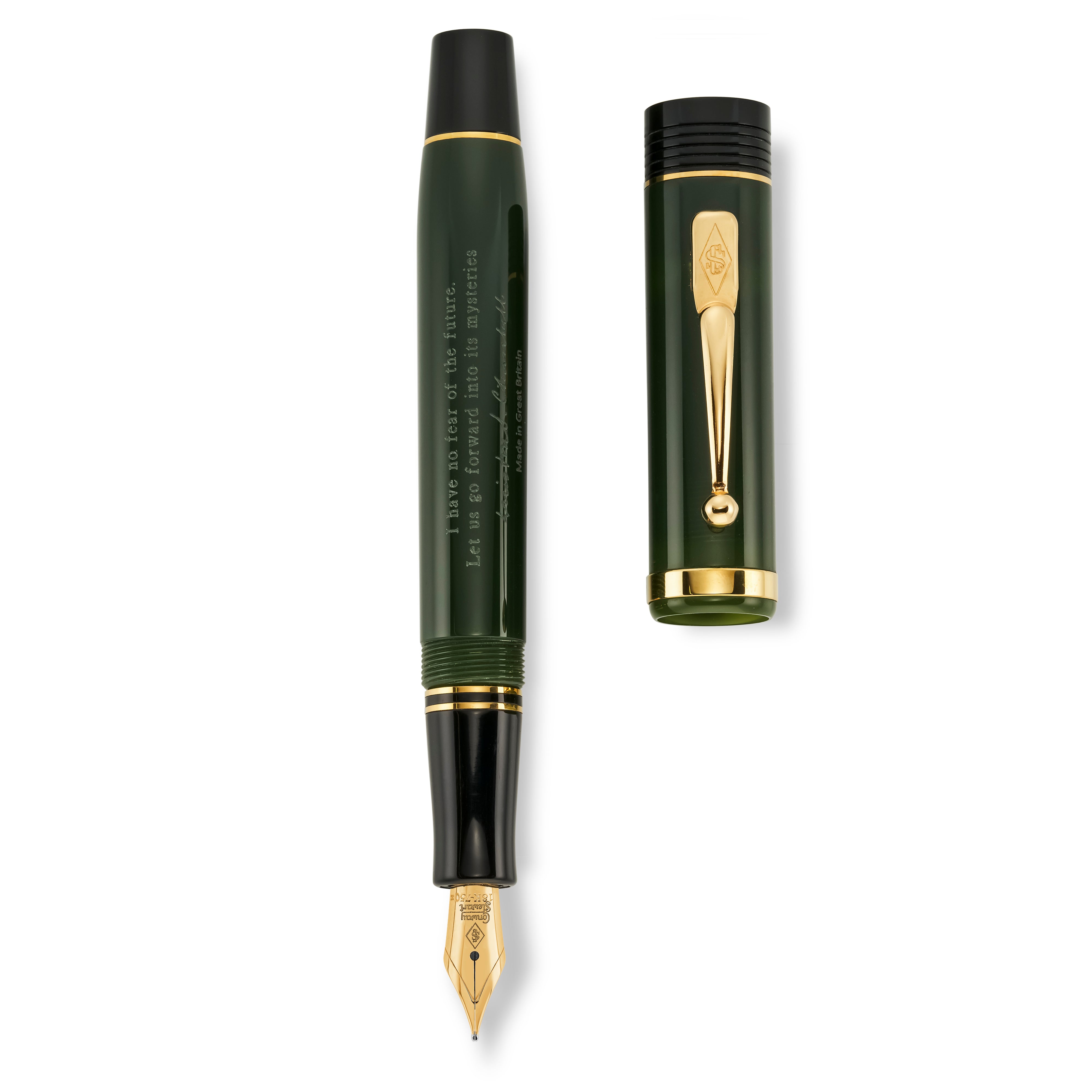 Pluma estilográfica verde Churchill Heritage y su capuchón mostrados por separado, vista desde arriba, detalle del clip dorado