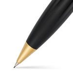 Gros plan de la pointe cerclée d'or du portemine, mine de graphite sortie