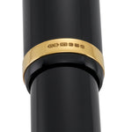 Macro de la bague dorée poinçonnée CS, 375, ancre et lettre-date sur le corps noir