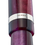 Nahaufnahme der Goldpunzen am Kappenring des Collectors Pen Amethyst, violett marmorierter Schaft