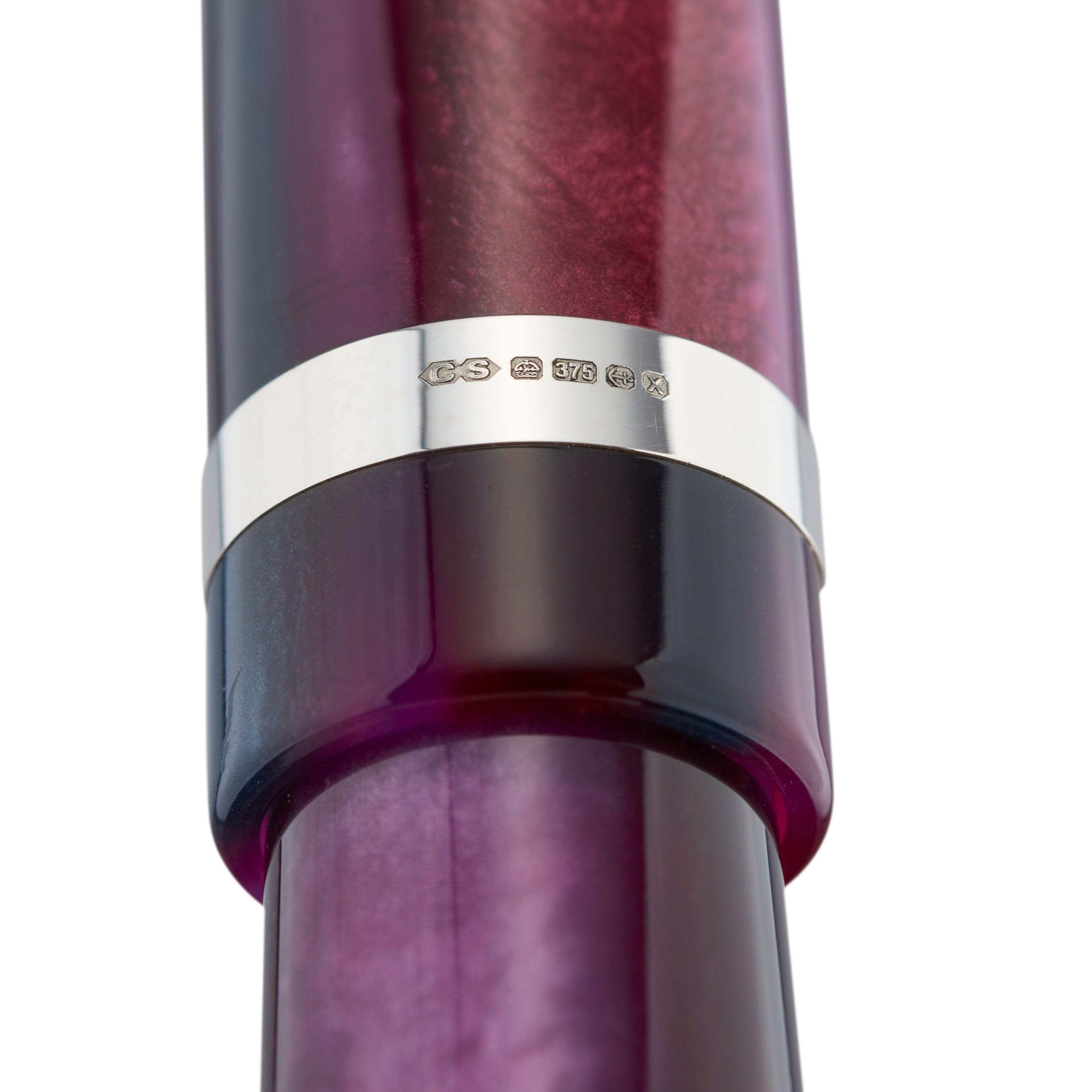 Nahaufnahme der Goldpunzen am Kappenring des Collectors Pen Amethyst, violett marmorierter Schaft