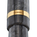 Nahaufnahme des mit CS 375 punzierten goldenen Kappenrings des Conway Stewart Collectors Pen Silver Storm