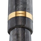 Nahaufnahme des mit CS 375 punzierten goldenen Kappenrings des Conway Stewart Collectors Pen Silver Storm