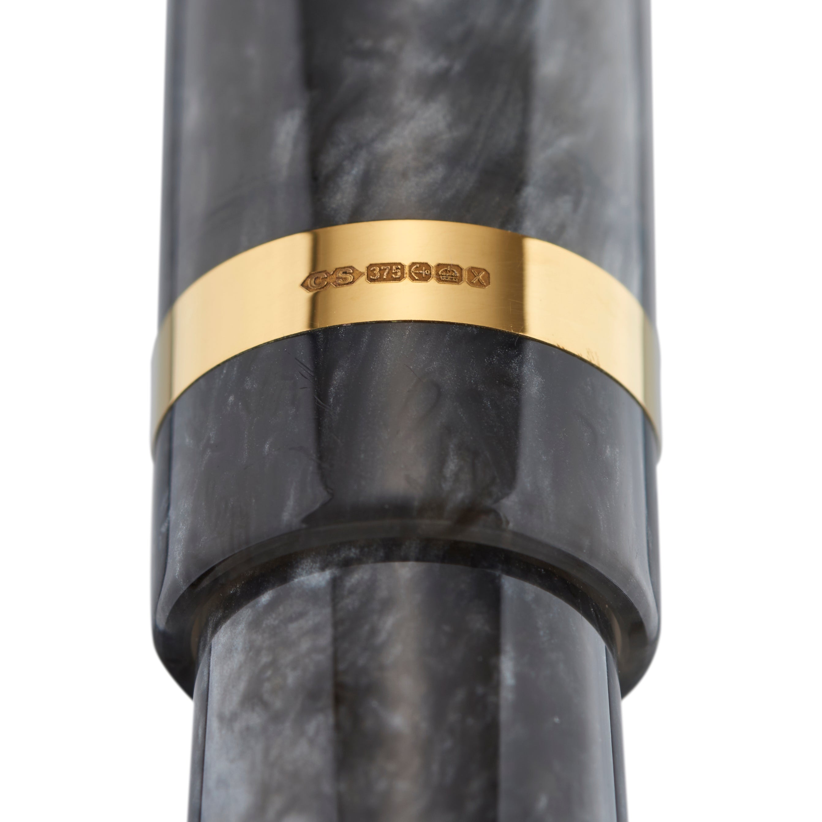 Nahaufnahme des mit CS 375 punzierten goldenen Kappenrings des Conway Stewart Collectors Pen Silver Storm