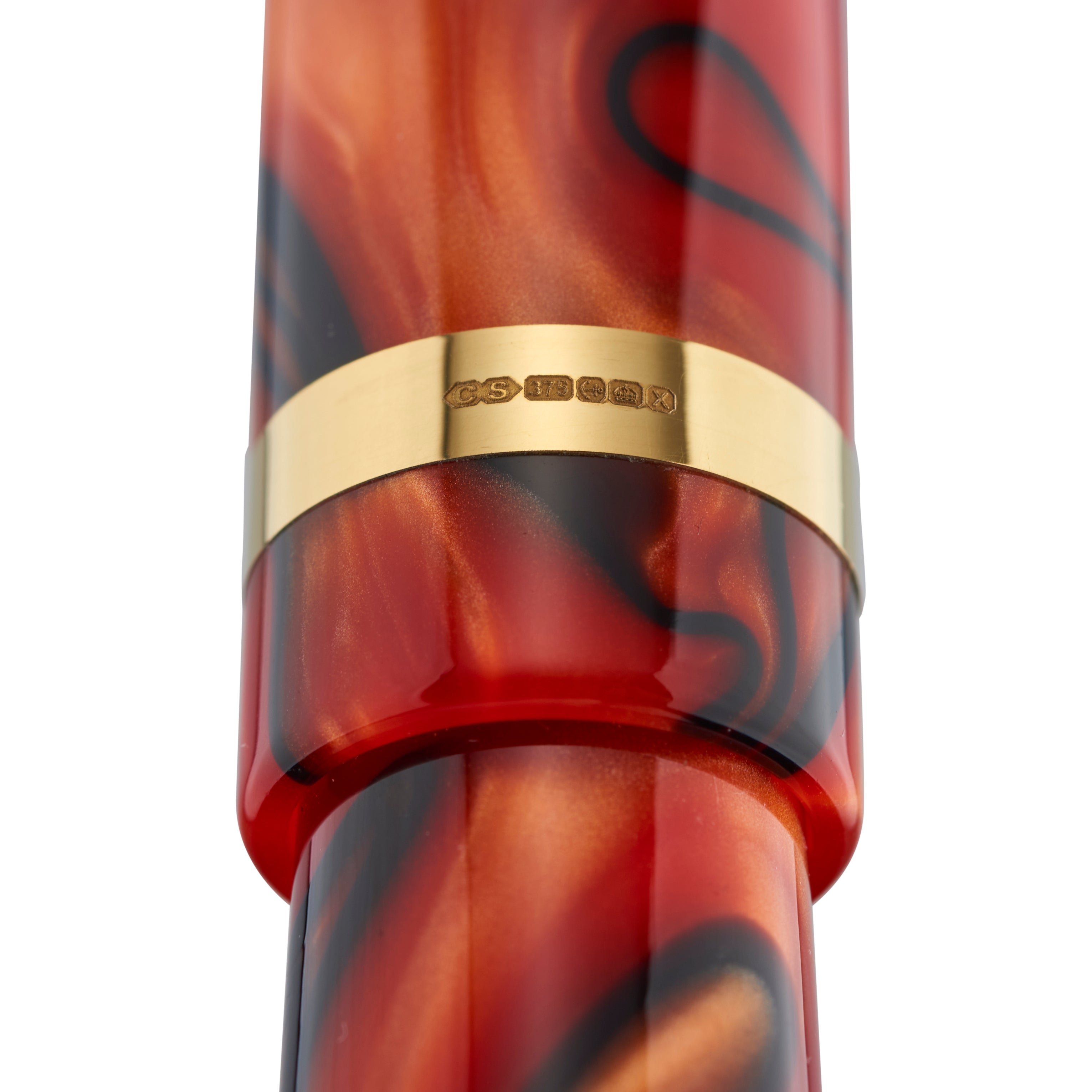 Nahaufnahme des mit einer Punze gestempelten goldenen Kappenrings des Collectors Pen Black Whirl, rot-schwarz gewirbeltes Acryl