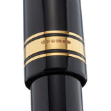 Conway Stewart Series 100 Classic Black फाउंटेन पेन पर CS 375 से हॉलमार्क किए गए गोल्ड कैप बैंड का क्लोज़-अप