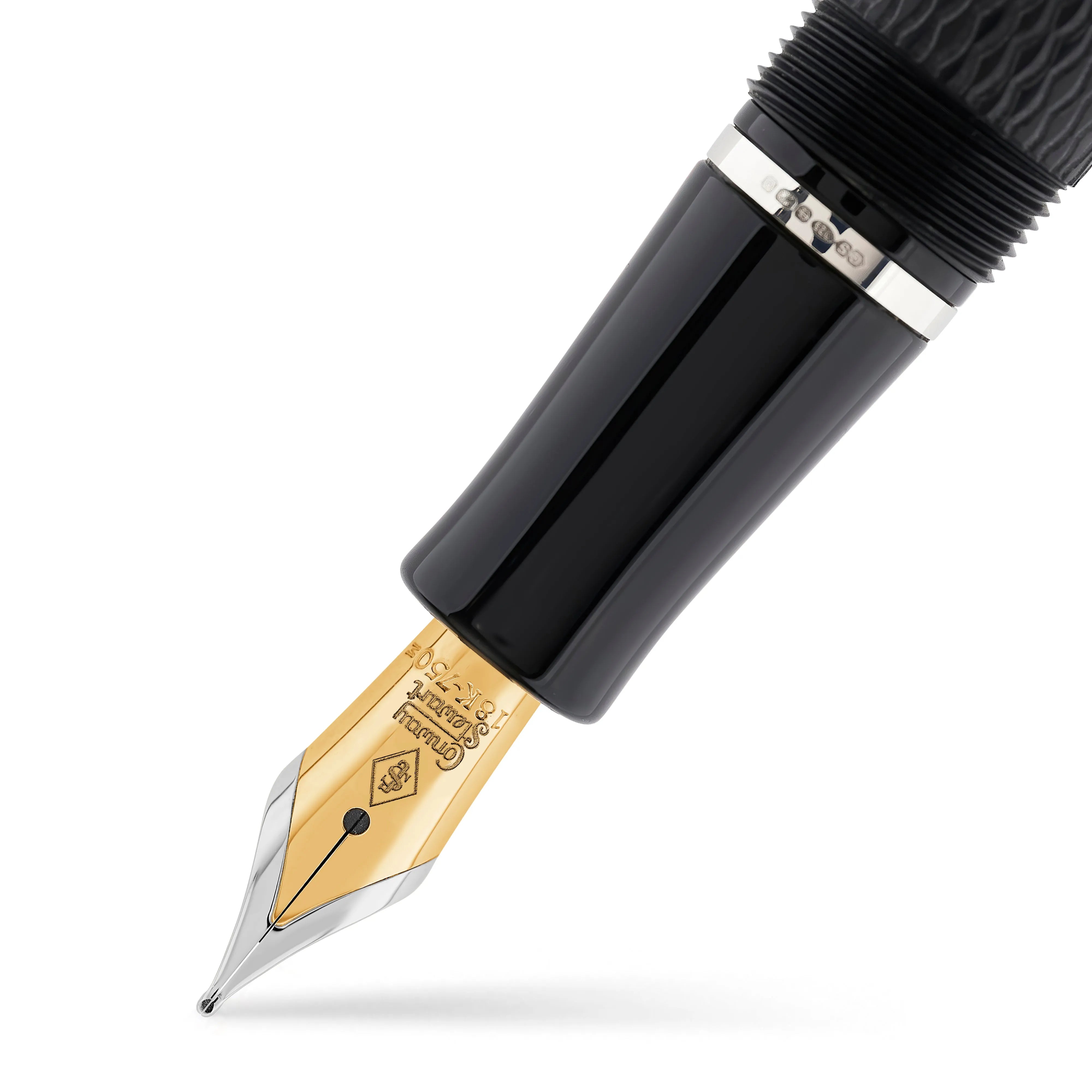 Nahaufnahme der zweifarbigen Gold-Silber-Feder des Conway Stewart Winston Chased Classic Black Silver Füllfederhalters