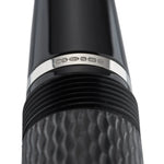 Nahaufnahme des CS-925-Silberkappenrings des Conway Stewart Winston Chased Classic Black Silver Füllfederhalters