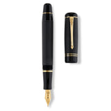 Conway Stewart Winston Chased Stift und Kappe getrennt gezeigt, Ansicht von oben, Detailansicht des goldenen Clips