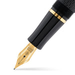 Feder-Nahaufnahme am Winston Chased Stift, Goldfeder und goldener Kappenring