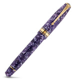 Series 100 Flecked Amethyst पेन और कैप साथ-साथ रखे हुए, दोनों पर एमेथिस्ट मार्बलिंग दिखाते हुए