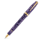 Series 100 Flecked Amethyst फाउंटेन पेन सफेद बैकग्राउंड पर, बैंगनी मार्बल्ड रेज़िन और गोल्ड ट्रिम