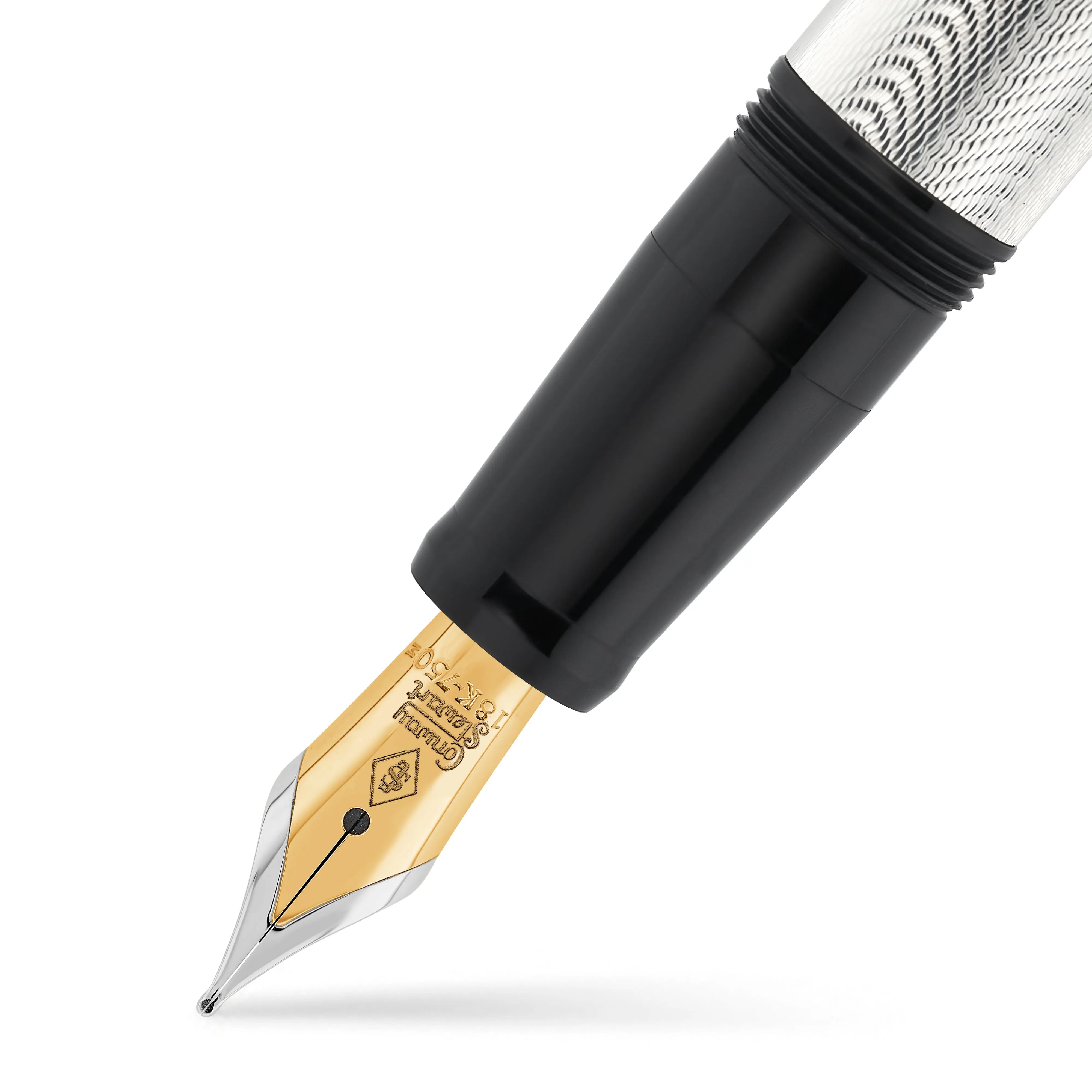 Primer plano del plumín dorado en la pluma estilográfica Dylan Thomas