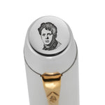 Makroaufnahme der Kappenkuppe mit graviertem Porträt eines jungen Dylan Thomas