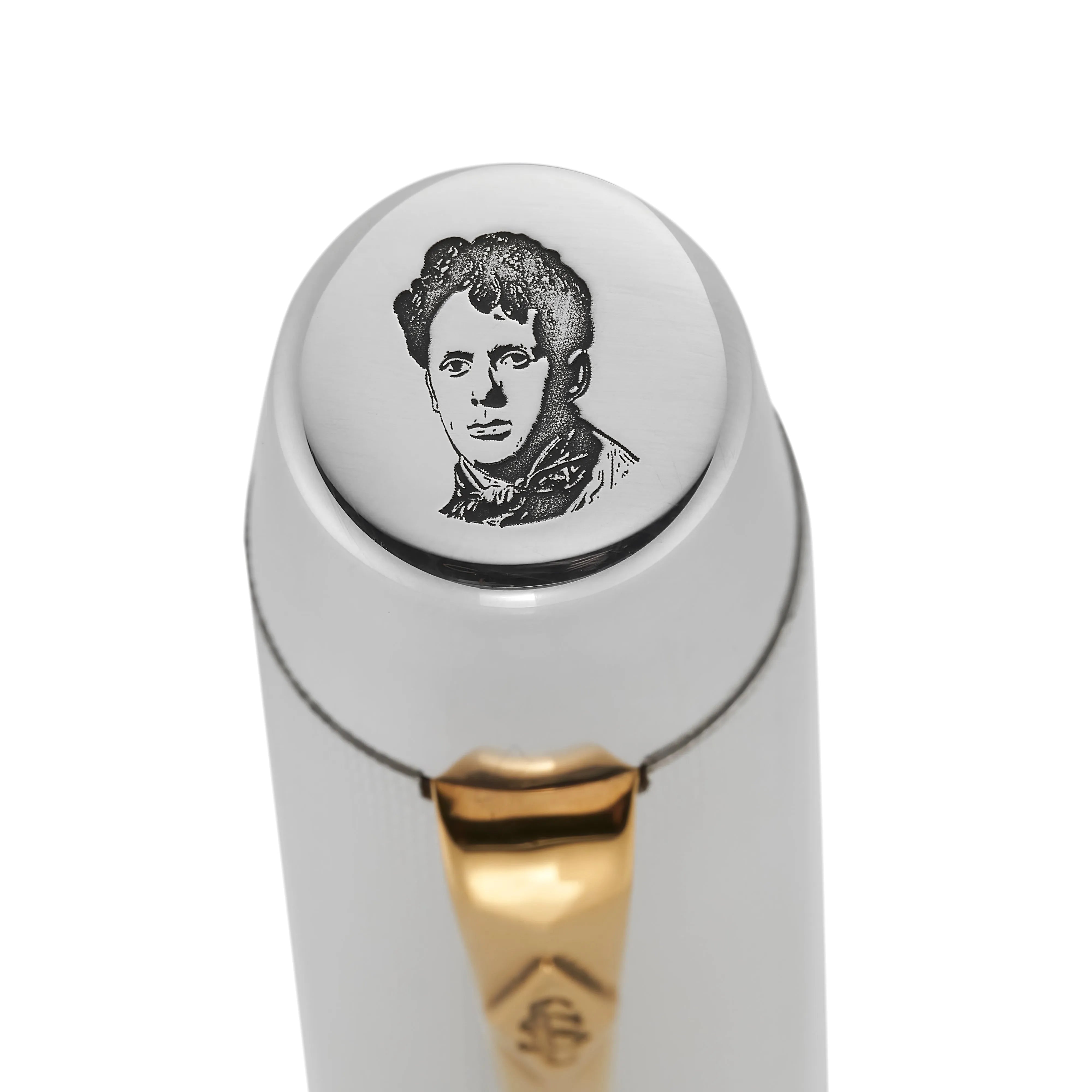 Macro del remate del capuchón grabado con un retrato de un joven Dylan Thomas