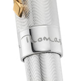 Nahaufnahme der gravierten Unterschrift von Dylan Thomas, weiter entlang des Rings