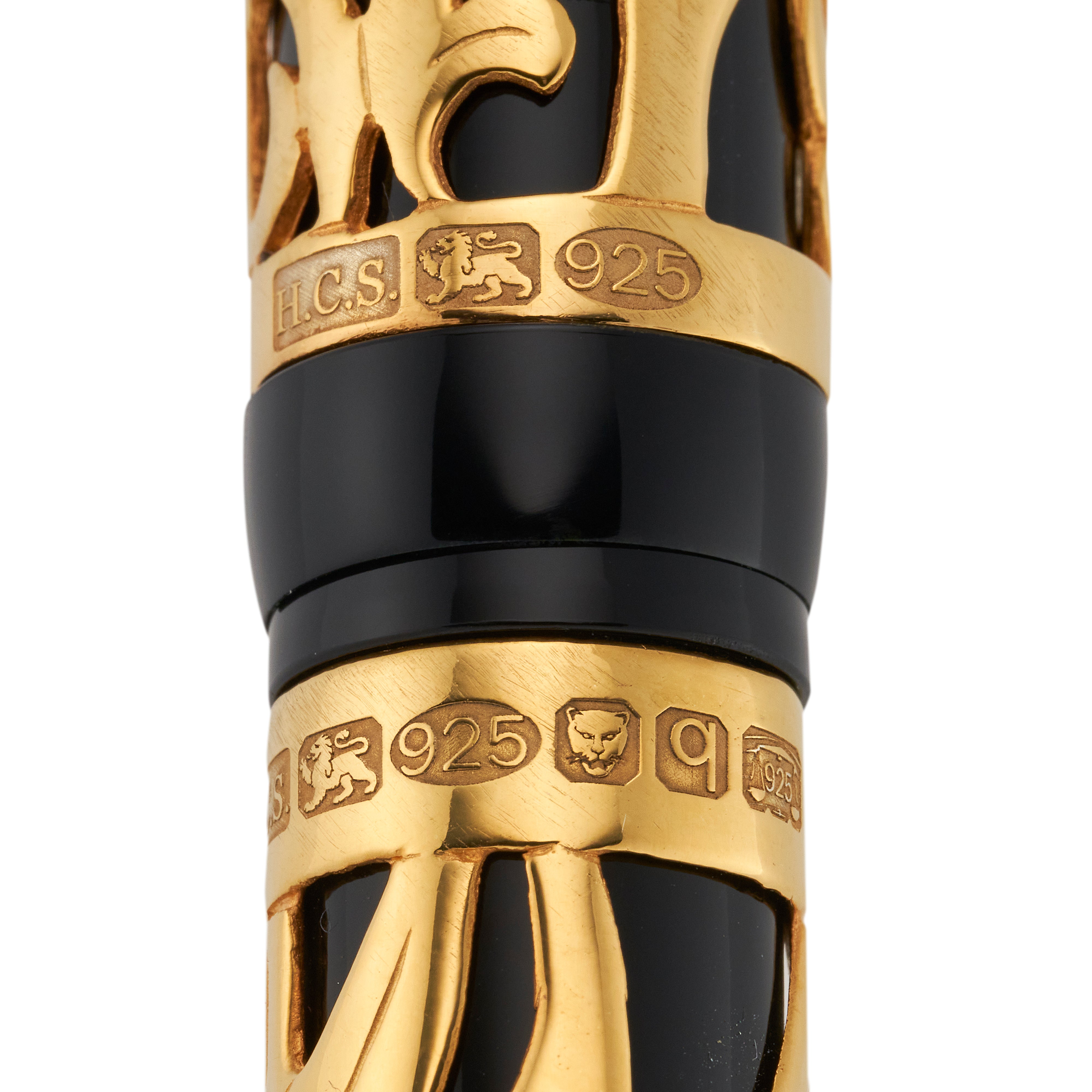 Nahaufnahme der Punzen auf dem goldenen Filigranüberzug, Stempel H.C.S. und 925 Sterling