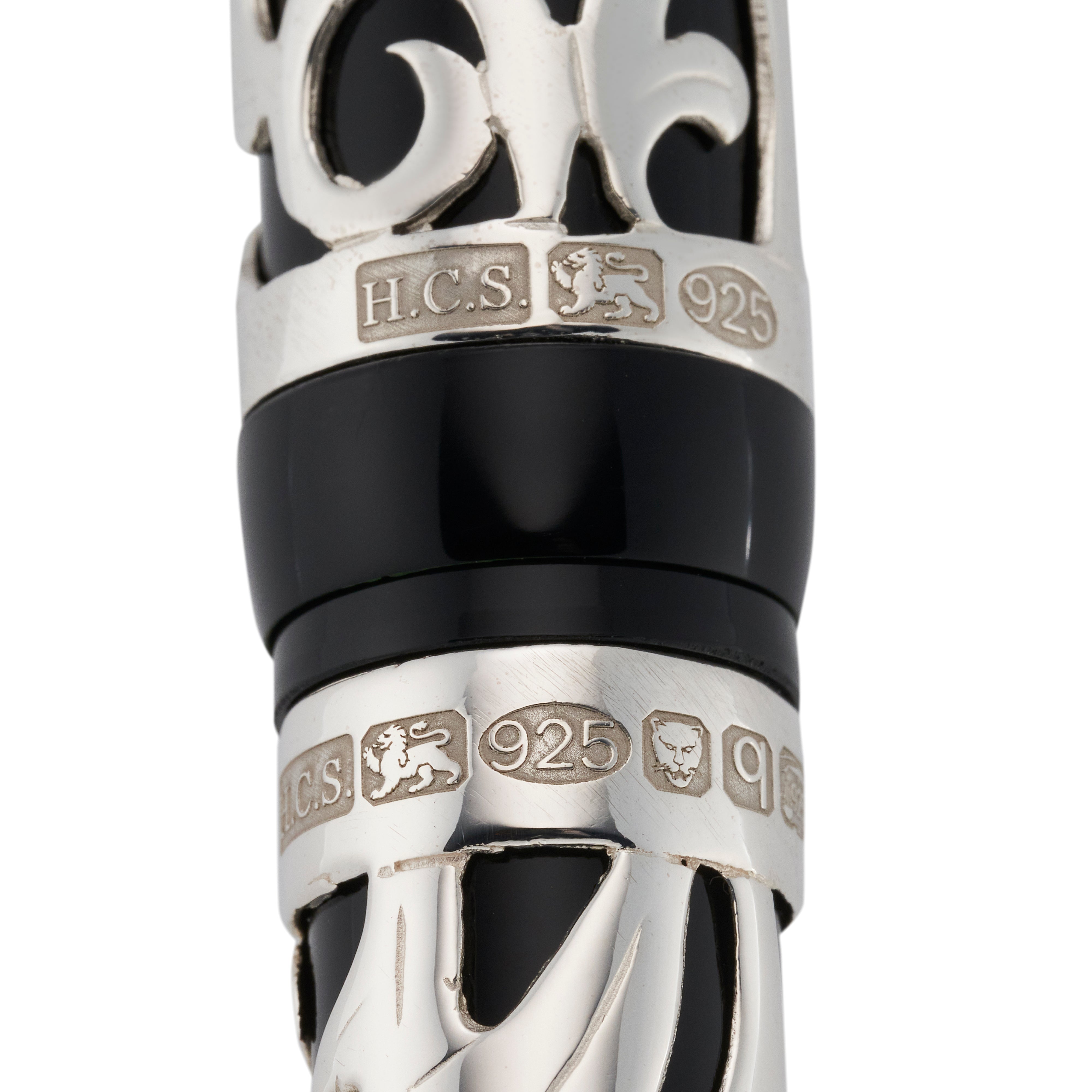 Nahaufnahme der Punzen auf dem silbernen Filigranüberzug, Stempel H.C.S. und 925 Sterling
