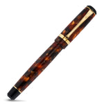 Collectors Pen Classic Brown in gespiegeltem Blickwinkel, marmoriertes braunes Edelharz und goldener Clip