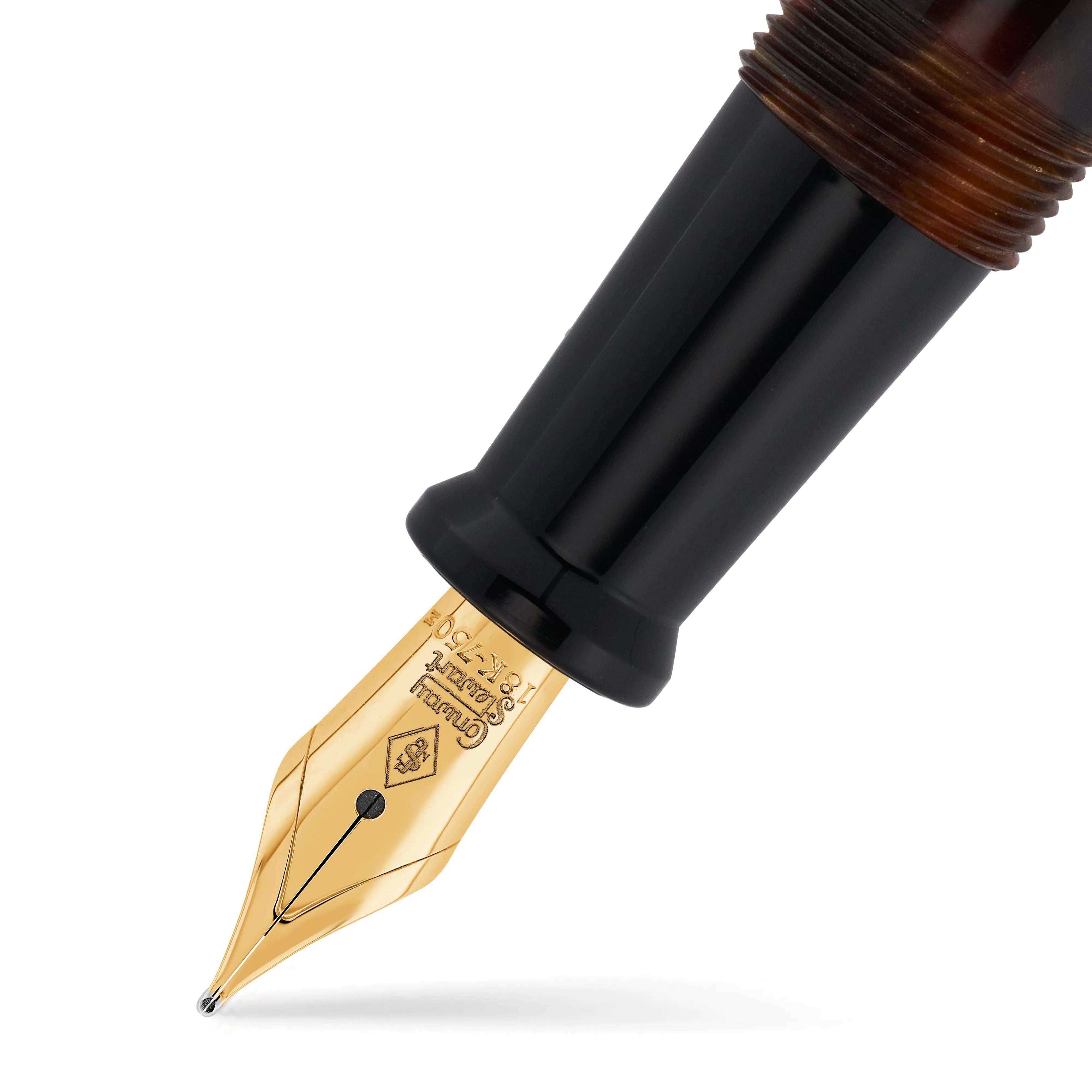 Nahaufnahme der mit dem Conway Stewart Wappen gravierten Goldfeder, darüber das schwarze Griffstück