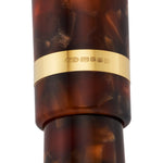 Makroaufnahme des Goldrings am Classic Brown Stift, punziert mit CS, 375, Anker und Datumsbuchstabe Z