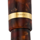 Makroaufnahme des Goldrings am Classic Brown Stift, punziert mit CS, 375, Anker und Datumsbuchstabe Z