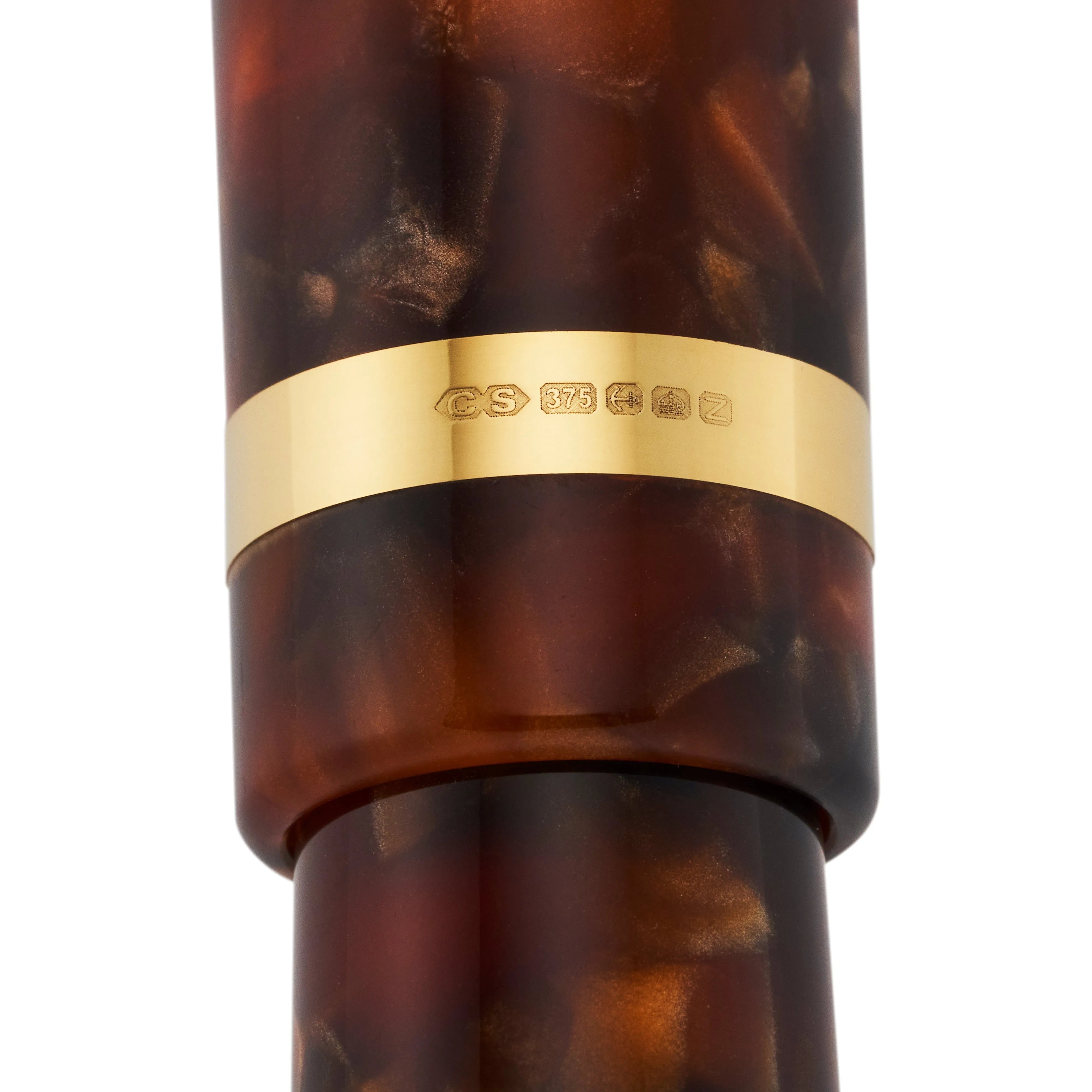 Makroaufnahme des Goldrings am Classic Brown Stift, punziert mit CS, 375, Anker und Datumsbuchstabe Z