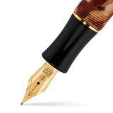 Gros plan de la plume dorée et de la section noire du stylo-plume Conway Stewart Duro Shingle