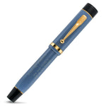 Stylo-plume Churchill Heritage fermé, corps bleu-gris poussiéreux avec bague de capuchon et clip dorés