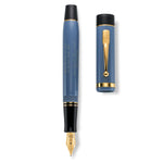 Stylo Churchill Heritage et son capuchon posés côte à côte, finition bleu-gris avec finitions dorées