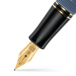 Gros plan de la plume dorée sous la section noire du stylo Churchill Heritage