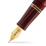 Nahaufnahme der Goldfeder des Conway Stewart Churchill Galaxy Silk Füllfederhalters