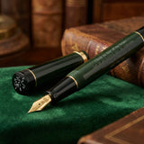 Estilográfica verde Churchill Heritage y su capuchón sobre terciopelo verde, grabada con la cita 'I have no fear of the future'