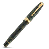 Series 100 Classic Green Tintenroller mit geschlossener Kappe, schräge Ansicht mit sichtbarem goldenem Clip