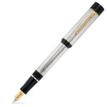 Conway Stewart Churchill 150th Anniversary Stift auf weißem Hintergrund, guillochierter Silberschaft und goldener Clip