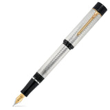 Conway Stewart Churchill 150th Anniversary Stift auf weißem Hintergrund, guillochierter Silberschaft und goldener Clip