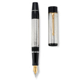 Churchill 150th Anniversary Stift und Kappe nebeneinander liegend, guillochierte Silberoberfläche und goldener Clip