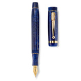 Lady Churchill Blue Stardust Stift mit geschlossener und geöffneter Kappe nebeneinander, mit sichtbarer Goldfeder